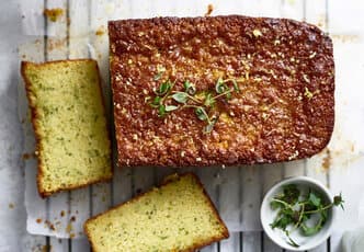 Cake sans gluten de courgette, citron et thym
