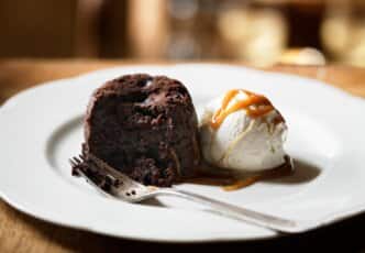 Moelleux au chocolat et glace caramel beurre salé
