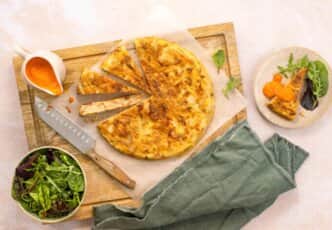 Omelette espagnole, sauce aux poivrons rouges et féta