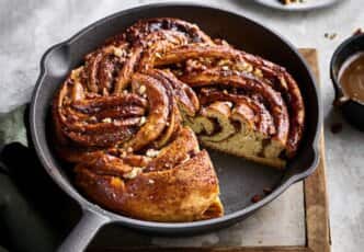 Brioche roulée au caramel et noix de pécan