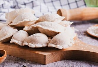 Pierogi z soczewicą, fasolą, a może kaszą gryczaną? Przepisy na nietypowe pierogi