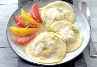 Ravioles sucrées aux raisins frais, aux pommes et aux agrumes
