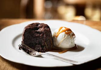 Moelleux au chocolat et glace caramel beurre salé