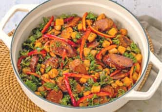 Chorizo végan et légumes sautés