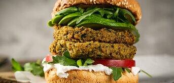 Wegetariański podwójny burger z kaszą jaglaną i cukinią - zdjęcie.