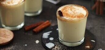 Kogel mogel z cynamonem i cukrem - zdjęcie.