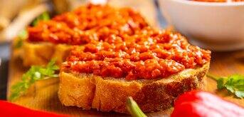 Kanapka z pastą wegetariańską z papryką - zdjęcie.