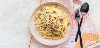 /medias/KW-Article-How-to-make-pasta-1.jpg?context=bWFzdGVyfHJvb3R8MzU4NTgyfGltYWdlL2pwZWd8YURrd0wyaGpNeTh4TXpJd01EYzBNalE0TVRrMU1DOUxWeUJCY25ScFkyeGxYMGh2ZHlCMGJ5QnRZV3RsSUhCaGMzUmhYekV1YW5CbnxlYjZjNGJhZGE4MzJlNTVhYTUzMDM2ZmFjMTdlNjFjNWYxMDQxODM1MGIyODhjNjQyNDE3ODNhOGYyYjdmOTNi