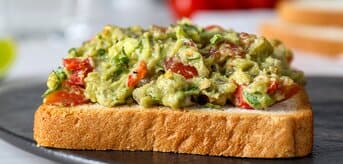 Kanapka z pastą z awokado - zdjęcie.