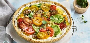 /medias/TOMATO-TART-16297KENWOOD-1994x1000.jpg?context=bWFzdGVyfHJvb3R8MjkwMTY2fGltYWdlL2pwZWd8YURsa0wyaGpZUzh6TXpnM09ESTBPRE15TlRFMU1DOVVUMDFCVkU4dFZFRlNWQzB4TmpJNU4wdEZUbGRQVDBRdE1UazVOSGd4TURBd0xtcHdad3w4NzZhNDg3MDczOTQyNzMxOTY1ZDk1NGY4YzIyMTk1N2RiMmIxNzgxMmZkNjM2MWViNGMyZTBmY2M0MDZiYjYy