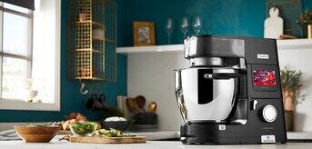 Robot planetarny Kenwood Cooking Chef XL stojący na blacie z warzywkami - zdjecie.