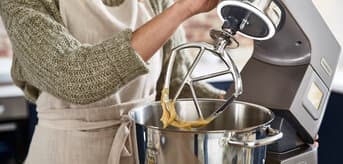 /medias/10-Recipe-Stand-Mixer-Image-1.jpg?context=bWFzdGVyfHJvb3R8Nzg5MDA4fGltYWdlL2pwZWd8YURka0wyZ3hNeTh4TVRRNE5ETXlOakV6TXpjNU1DOHhNQ0JTWldOcGNHVWdVM1JoYm1RZ1RXbDRaWElnU1cxaFoyVWdNUzVxY0djfDQyODZiYmY0MDBiZTdjODA5ODFmYjlkODdmYzk4MTEwZjYxMTQ2ZmNkNGVjMjZiMjA4MDk2ZWJmYzQ2ZjcxNDI