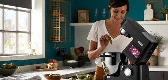 /medias/kenwood-jak-dziala-robot-do-gotowania-tytulowa-997x500.png?context=bWFzdGVyfHJvb3R8MTAxMDQzNnxpbWFnZS9wbmd8YUdZekwyZ3dNQzgwTlRJNU16RTVNell5TlRZek1DOXJaVzUzYjI5a0xXcGhheTFrZW1saGJHRXRjbTlpYjNRdFpHOHRaMjkwYjNkaGJtbGhMWFI1ZEhWc2IzZGhMVGs1TjNnMU1EQXVjRzVufGUzMGFhOThlMjAwOTQ5NjQ0MzEwNjg2NmMyZjdlOGVkYzlkZjg2YjZmOGIxYjhlNzFjNjBkY2ZkZmM1ZDk5Yjg