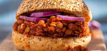 Burger z soczewicą i cebulą - zdjęcie.