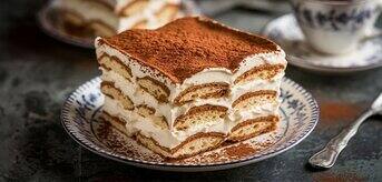 Kawałek tiramisu na talerzyku