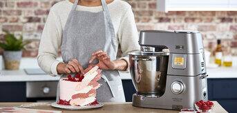 /medias/Guide-to-Hand-Mixers-Stand-Mixers-Image-1.jpg?context=bWFzdGVyfHJvb3R8OTk0MjA0N3xpbWFnZS9qcGVnfGFHWXpMMmczWlM4eE1UWTBNVFl3TVRVeU16YzBNaTlIZFdsa1pTQjBieUJJWVc1a0lFMXBlR1Z5Y3lCVGRHRnVaQ0JOYVhobGNuTWdTVzFoWjJVZ01TNXFjR2N8YTc5NWM3Y2RkOGFkZTY0MjY5Y2M0YjBhZGY4ZjYzYmJiNjVhNjZkOWUwOWI4ZmZlMzQ5YTEzMzliZjkzYTM4Mw