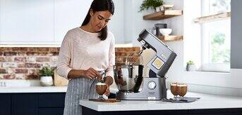 /medias/kenwood-proste-i-szybkie-weganskie-ciasta-tytulowa-997x500-poprawione.jpg?context=bWFzdGVyfGltYWdlc3w5NzQzOXxpbWFnZS9qcGVnfGFHWmlMMmhqT0M4Mk5UYzVPRFk1T0RVMk5UWTJNaTlyWlc1M2IyOWtMWEJ5YjNOMFpTMXBMWE42ZVdKcmFXVXRkMlZuWVc1emEybGxMV05wWVhOMFlTMTBlWFIxYkc5M1lTMDVPVGQ0TlRBd0xYQnZjSEpoZDJsdmJtVXVhbkJufDZiMmJhYmI0ZGQ0ZmE1ODI3ZjgzMjIzNWVmZTZhOWQ2YzIxOGZmNGE2MWNjZmQ3MzAwYmRmYWE2MjI2ZTMzNzQ