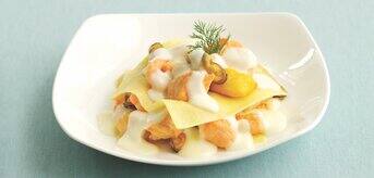 /medias/1.-Bechamel-sauce-1-version2.jpg?context=bWFzdGVyfGltYWdlc3w5MDkyMzl8aW1hZ2UvanBlZ3xhRGRoTDJnek1pODBPRGM0TVRnNU1EZzBOamMxTUM4eExpQWdRbVZqYUdGdFpXd2djMkYxWTJVZ01WOTJaWEp6YVc5dU1pNXFjR2N8NDgzMDVkNjFlOTdiMDM3ZTQ2ZTU3MGUyOTIyMDIwMGY3NTdlZGFmMWZkMjkxMzgwNDM0YjQxZmJlMDIzYWM1OQ