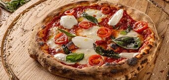 /medias/kenwood-domowa-pizza-tytulowa-997x500-poprawione.jpg?context=bWFzdGVyfGltYWdlc3wyNTk4ODF8aW1hZ2UvanBlZ3xhRFkzTDJnMFppODJORFV3T0RFNU5USTBNakF4TkM5clpXNTNiMjlrTFdSdmJXOTNZUzF3YVhwNllTMTBlWFIxYkc5M1lTMDVPVGQ0TlRBd0xYQnZjSEpoZDJsdmJtVXVhbkJufGFhNGE5ZmIzMzVkMjBkN2I3ZGVjNDBhZTEwYjU1NDg3ZjE4NWU3NDRjMzQ4NTc5Y2ZjZDE5ZWYzM2E5Mjg2ZTk