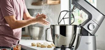 /medias/KW-Article-5-things-to-consider-stand-mixer-1.jpg?context=bWFzdGVyfHJvb3R8MjAyMzIxfGltYWdlL2pwZWd8YURKbUwyaGxPUzh4TkRNM01qUXlORGt3T0Rnek1DOUxWeUJCY25ScFkyeGxYelVnZEdocGJtZHpJSFJ2SUdOdmJuTnBaR1Z5SUhOMFlXNWtJRzFwZUdWeVh6RXVhbkJufDNlZTgzMTRiNzZiMDk0ZjZhYjA4MGUzZDY4MTk5NTg1MGQ5ODI0ZDQxNTc1MGIzMzliMWExMTY1NWFhNGRmYTY