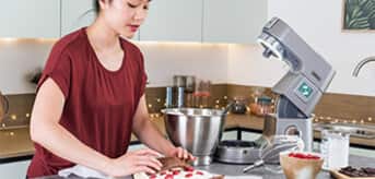 /medias/KW-Article-Christmas-Baking-recipes-1.jpg?context=bWFzdGVyfHJvb3R8MjQ4NzIxfGltYWdlL2pwZWd8YURGaEwyaGpNeTh4TXpjMk1qWTBNamt3TXpBM01DOUxWeUJCY25ScFkyeGxYME5vY21semRHMWhjeUJDWVd0cGJtY2djbVZqYVhCbGN5QmZNUzVxY0djfGQyYTBiMWVmMzQ5MjExZTcwMjQxNGRiNjI1NjI1MWUxN2NhN2QwYWU3NTM1OWZkNTE3Y2YxNGYxZjM4MGUwZjk