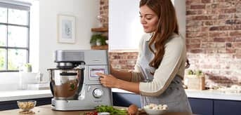 /medias/kenwood-jak-przemycic-warzywa-tytulowa-997x500.png?context=bWFzdGVyfGltYWdlc3w2MDQ1OTJ8aW1hZ2UvcG5nfGFHWmhMMmd6TUM4MU1EazRPRFl6TnpVNE5UUXpPQzlyWlc1M2IyOWtMV3BoYXkxd2NucGxiWGxqYVdNdGQyRnllbmwzWVMxMGVYUjFiRzkzWVMwNU9UZDROVEF3TG5CdVp3fDI5MTNmZjQwODRhZmE0Y2I0YWQxYmIxYjk0ZWQ5M2IzMjc5ZjJkYjk2MTUwNTZhNTVlOWU4ZGE3ZTcyNGFjZjE