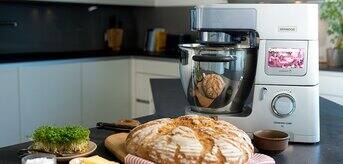 /medias/kenwood-domowy-chleb-bezglutenowy-tytulowa-997x500.png?context=bWFzdGVyfGltYWdlc3w3NjM4MjR8aW1hZ2UvcG5nfGFETXdMMmc0TXk4MU1EazRPRFl6TkRFeE1qQXpNQzlyWlc1M2IyOWtMV1J2Ylc5M2VTMWphR3hsWWkxaVpYcG5iSFYwWlc1dmQza3RkSGwwZFd4dmQyRXRPVGszZURVd01DNXdibWN8NzBmM2EyMGFkOTk2ZDlkOWMyMWE2Y2I0ZmUzYTEwZjZmZmQzMGIxM2VlNTNmM2Q0MTg0ODM5ZDU5YWRkMThkNw