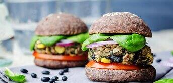 Burgery z kotletem z fasolą, papryką i kukurydzą - zdjęcie.