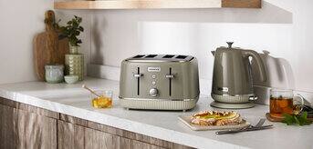 /medias/1994x1000-SAGE-GREEN-ELEGANCY-KETTLE-AND-TOASTER647.jpg?context=bWFzdGVyfHJvb3R8MjQxMDQxfGltYWdlL2pwZWd8YUdGa0wyZzBaUzh5T0RJeU1URTJNemc1TmpnMk1pOHhPVGswZURFd01EQmZVMEZIUlMxSFVrVkZUbDlGVEVWSFFVNURXUzFMUlZSVVRFVXRRVTVFTFZSUFFWTlVSVkkyTkRjdWFuQm58ZTY1YWQ4NGMwOWRkYzJjMTRjOWVjNTdkZDRjYjg3MDZiYTIzYTkxODI2MTI2ZWJiMzk2MjMzZDVlNThhYjgzMw