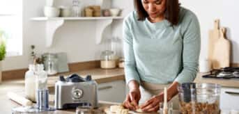 /medias/KW-Article-Easy-vegan-recipe-1.jpg?context=bWFzdGVyfHJvb3R8MjM4NTY0fGltYWdlL2pwZWd8YURObEwyZzRPUzh4TXpJd05qazJPVEF5TkRVME1pOUxWeUJCY25ScFkyeGxYMFZoYzNrZ2RtVm5ZVzRnY21WamFYQmxYekV1YW5Cbnw3ZDExODcyYjVkODJhZTcwMWVlYTg5OWVlNDk2ODliZmYzMGE1ODYwMDRjYjFlMDAzNmQzOTU1MGI5Zjg4OThk