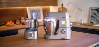 /medias/Stand-Mixer-vs-Food-Processor-Image-compressed-.jpg?context=bWFzdGVyfHJvb3R8MzA4NDE4fGltYWdlL2pwZWd8YURRd0wyaGhZaTh4TVRVNE5UQTNPRE01TkRreE1DOVRkR0Z1WkNCTmFYaGxjaUIyY3lCR2IyOWtJRkJ5YjJObGMzTnZjaUJKYldGblpTQW9ZMjl0Y0hKbGMzTmxaQ2t1YW5CbnxiN2VlNjMwOWRhODZiOWIxNzk3NDlkYmVjYmI2MDQ3NWRjMDUwMDIxYmY3YjNhZWU4ZGViOGIyNDllZGZjNjE2