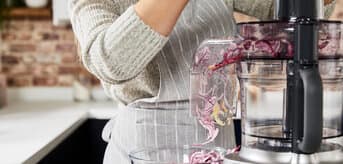 /medias/8-Recipe-Food-Processor-Image-1.jpg?context=bWFzdGVyfHJvb3R8NDAxMjc4NHxpbWFnZS9qcGVnfGFHWmtMMmhoTnk4eE1UUTRORE16TVRBME9EazVNQzg0SUZKbFkybHdaU0JHYjI5a0lGQnliMk5sYzNOdmNpQkpiV0ZuWlNBeExtcHdad3wxNGM0NjkwNDE1MDVjYjc5YmVlYzBkOTRkMmU0NGQ1MWVjNWU3NmZjY2I4NzY3MzA4NjBmMDEwZjNiZjk2OGQy