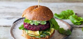  Burger z czerwonym kotletem z buraków i cukinią - zdjęcie.