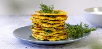 /medias/kenwood-placki-ziemniaczane-tytulowa-997x500-te-dobre.jpg?context=bWFzdGVyfGltYWdlc3wyMDQyNzB8aW1hZ2UvanBlZ3xhR0k1TDJneE55ODJNakV5TWpBNE9EVXlPVGsxTUM5clpXNTNiMjlrTFhCc1lXTnJhUzE2YVdWdGJtbGhZM3BoYm1VdGRIbDBkV3h2ZDJFdE9UazNlRFV3TUNCMFpTQmtiMkp5WlM1cWNHY3xhOTYyMzg1ZWZkNjQ0YWVlYjM0N2IyNWI2ZjQ2ZDE0NDViZDkxMDgyYTdhOTY1NWVlZmUyNTBhYjFhNDIwNTIx