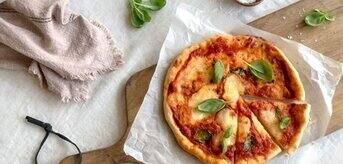 /medias/rustic-pizza-1994x1200.jpg?context=bWFzdGVyfHJvb3R8MjA5MDE0fGltYWdlL2pwZWd8YUROa0wyaGlaaTh4TmpJd05UZzRNakk1TkRNd01pOXlkWE4wYVdOZmNHbDZlbUZmTVRrNU5IZ3hNakF3TG1wd1p3fDEzZGFkN2YyNmU5YzlmOGM0ZmNlMjgwMTU1NzM4NDFlYzcwNTI0MzZlY2RlMzJiZmIyYWQxOTJmYTdmZjdkMjU