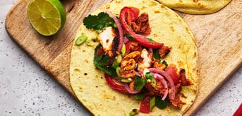 /medias/kenwood-jak-zrobic-tacos-tytulowa-997x500.jpg?context=bWFzdGVyfGltYWdlc3wzNDQ5OTl8aW1hZ2UvanBlZ3xhREptTDJnM015ODJNamt3TkRNM016TTBOak16TkM5clpXNTNiMjlrTFdwaGF5MTZjbTlpYVdNdGRHRmpiM010ZEhsMGRXeHZkMkV0T1RrM2VEVXdNQzVxY0djfDNiZmU4OWRkMmU0MWMyODE5MDIwZjdiODY5N2U5ZDQ0M2MxNjFiNmNiN2I2Zjc3YTE4MGVlMTg0ZWIzMTNiZWQ