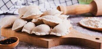 /medias/kenwood-pierogi-z-soczewica-tytulowa-997x500-poprawione.jpg?context=bWFzdGVyfGltYWdlc3wxMzU4NjB8aW1hZ2UvanBlZ3xhRFEzTDJoaE55ODJNelUxTnpjek56TXhOak00TWk5clpXNTNiMjlrTFhCcFpYSnZaMmt0ZWkxemIyTjZaWGRwWTJFdGRIbDBkV3h2ZDJFdE9UazNlRFV3TUMxd2IzQnlZWGRwYjI1bExtcHdad3w3NjViNjUwOWQwYTQ1ZmE2ZTQwZTA0MzMyNGRhYjNkNmZhYTg5NGEwNmExODFiNTY4NDBlMTNmM2NmZmNmZWQz