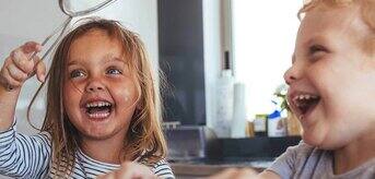 /medias/KW-DEgettyimage-Kids-Baking.jpg?context=bWFzdGVyfHJvb3R8MTE4NzI4fGltYWdlL2pwZWd8YURjekwyaGlZaTh6TkRrd09EQXhPVGswT1RVNU9DOUxWMTlFUldkbGRIUjVhVzFoWjJWZlMybGtjeTFDWVd0cGJtY3VhbkJufDVmN2QyMTk3ZjJkZTY5NmY2NzU4ZjkzZGRkOTVjYzA0MTAyMGVjZjUxYzcwZjY4MmVmMjZlYzI3NzQwMTk5ZGM