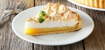 Tarta cytrynowa z bezą włoską na talerzyku