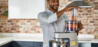 /medias/FOOD-PROCESSOR-TITANIUM-CHEF-KENWOOD-1584x1200.jpg?context=bWFzdGVyfHJvb3R8NTI2MDE3fGltYWdlL2pwZWd8YURnM0wyZzVNQzgwTnpjMU5EQTROamMzTmpnMk1pOUdUMDlFWDFCU1QwTkZVMU5QVWw5VVNWUkJUa2xWVFY5RFNFVkdYMHRGVGxkUFQwUmZNVFU0TkhneE1qQXdMbXB3Wnd8ZGI0MTk5MTA4ZmIzOTdjMzYzOGVlYWRkN2ZjN2E3M2U0Njk5MzhiNmI1OTlkNWE0ZjhjNDQ0MjhkZTRlNGMwZg