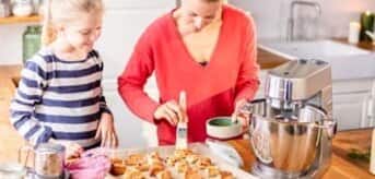 /medias/KW-Easy-cakes-with-kids-Desktop-1.jpg?context=bWFzdGVyfHJvb3R8NDYwNDUzfGltYWdlL2pwZWd8YUdJeEwyZzFNeTh4TXpFek1qQXdNRFkxTnpRek9DOUxWMTlGWVhONUlHTmhhMlZ6SUhkcGRHZ2dhMmxrYzE5RVpYTnJkRzl3WHpFdWFuQm58NjFjM2RjY2I3YjFjY2MxOWYyYjIxZmQxNjk4NTEyMmZjOWNlZWViMjI1Y2RlOThkN2ZlYmVkMGNkZmI2MWU1Nw