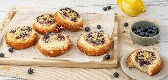 3L2A8302_blueberry-cheesecake-buns_1584x800.jpg