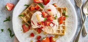 /medias/STRAWBERRY-ICE-CREAM-KENWOOD167-1994x1500.jpg?context=bWFzdGVyfHJvb3R8MjAwNjM5fGltYWdlL2pwZWd8YURabUwyZ3lPUzgwTkRnME5UUXhOREkxTWpVM05DOVRWRkpCVjBKRlVsSlpYMGxEUlY5RFVrVkJUVjlMUlU1WFQwOUVNVFkzWHpFNU9UUjRNVFV3TUM1cWNHY3w5Y2VlNDhjMzI5ZDUzZmRlMTAwODhiMzdkNTNlZTcwMTVlZTAxZTQ3NWUyMzYxZjczYmM0MTExYTJmYzcyYmI4