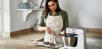 /medias/kenwood-ciasta-bez-pieczenia-tytulowa-1200x650.jpg?context=bWFzdGVyfGltYWdlc3w5ODg3OHxpbWFnZS9qcGVnfGFHTmpMMmhoTXk4NE1qZzJNRGs1TURZNU16UXdOaTlyWlc1M2IyOWtMV05wWVhOMFlTMWlaWG90Y0dsbFkzcGxibWxoTFhSNWRIVnNiM2RoTFRFeU1EQjROalV3TG1wd1p3fGI5MzdkZWRhZDc3OGQ4NzI5Y2JiNGQyYzAwYmU5M2Q5NzMwZjgxMTRmYjA5MDE0Nzk2Y2Y4YTQ5ZjBiZDNlN2M