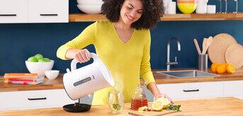 Braun Breakfast Series 1 Water Kettle WK 1110 WH in use
