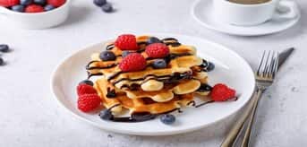 Gofry z czekoladą i owocami - zdjęcie.