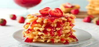 Gofry z frużeliną i truskawkami - zdjęcie.