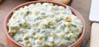 Sos gribiche w brązowej miseczce - zdjęcie.