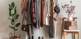 Kurtki na wieszakach