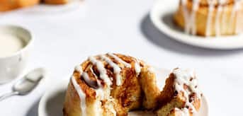 Cynamonki drożdżowe z lukrem. - zdjęcie